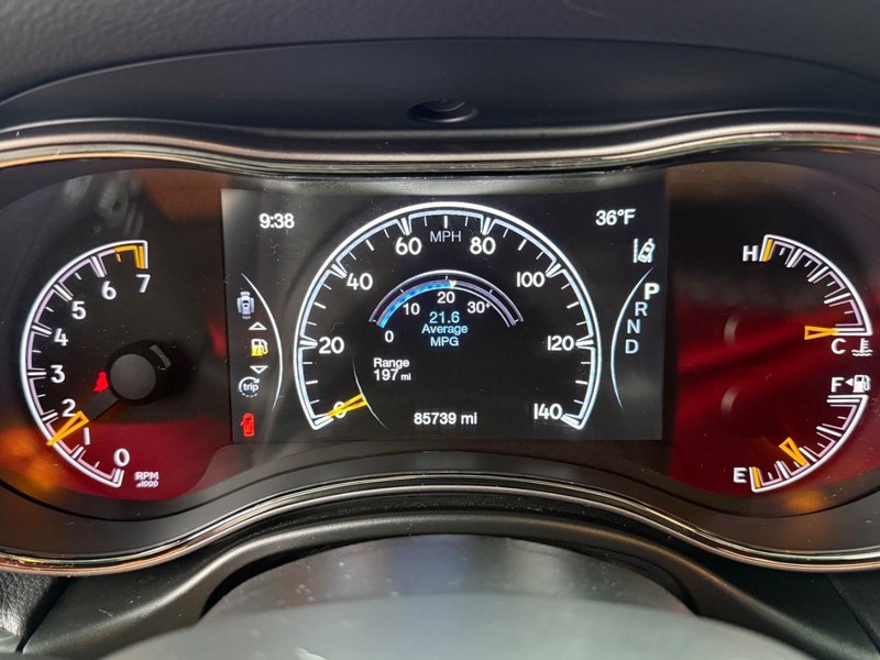 Jeep Grand Cherokee Vehicle Full-screen Gallery Image 32