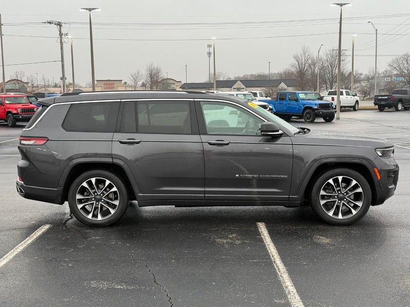Jeep Grand Cherokee L Vehicle Full-screen Gallery Image 2