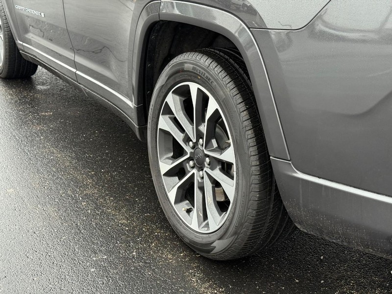 Jeep Grand Cherokee L Vehicle Full-screen Gallery Image 6