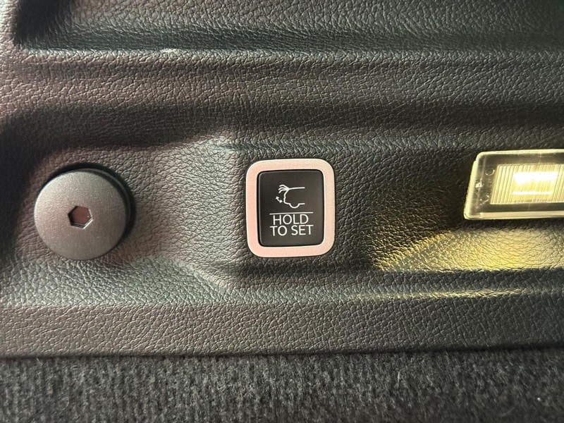 Jeep Grand Cherokee L Vehicle Full-screen Gallery Image 8