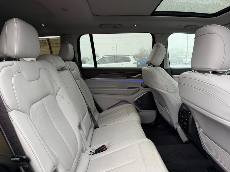 Jeep Grand Cherokee L Vehicle Full-screen Gallery Image 12