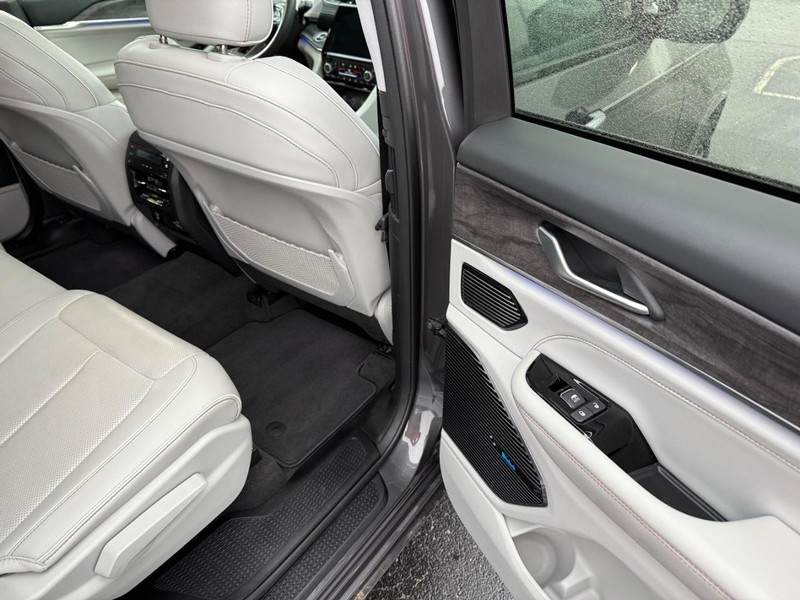 Jeep Grand Cherokee L Vehicle Full-screen Gallery Image 13