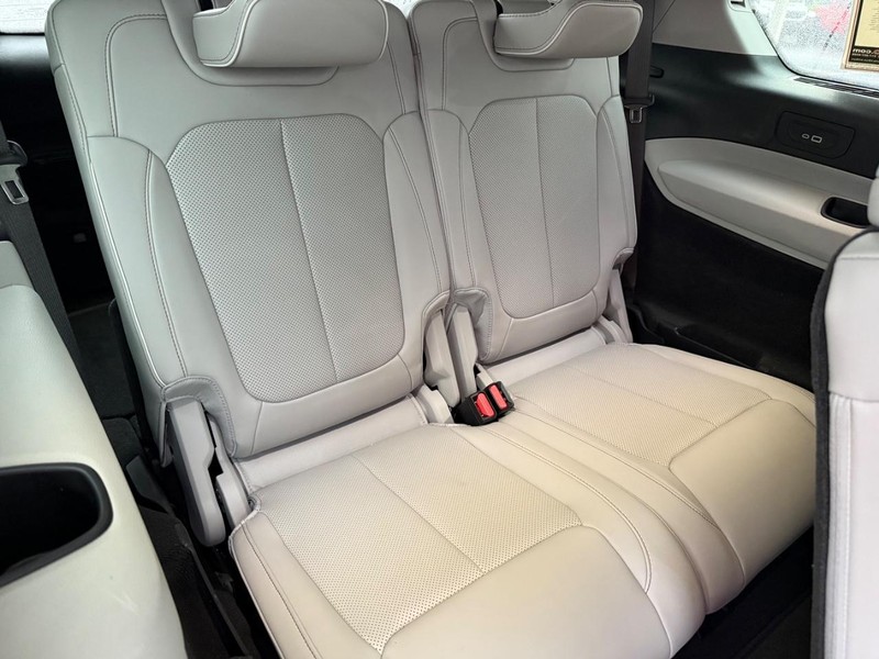 Jeep Grand Cherokee L Vehicle Full-screen Gallery Image 14