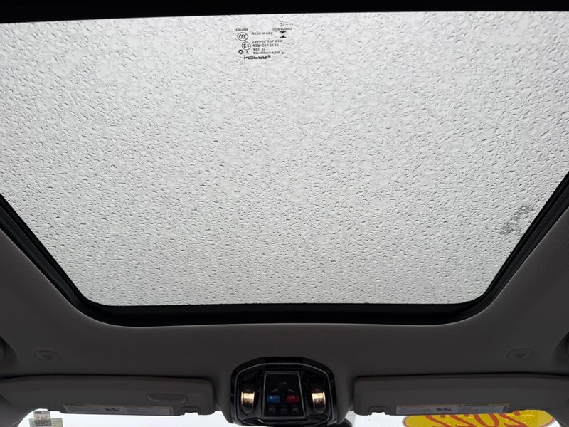 Jeep Grand Cherokee L Vehicle Full-screen Gallery Image 15