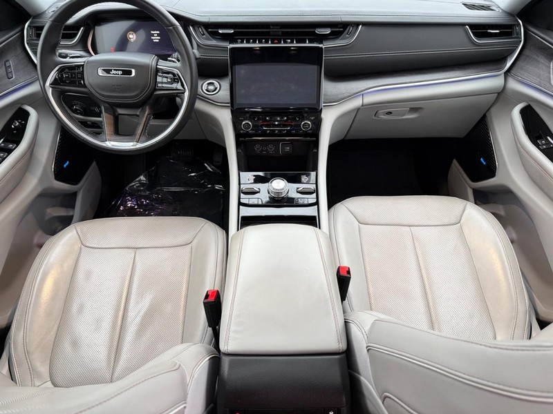 Jeep Grand Cherokee L Vehicle Full-screen Gallery Image 16