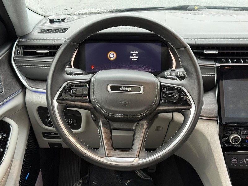 Jeep Grand Cherokee L Vehicle Full-screen Gallery Image 17