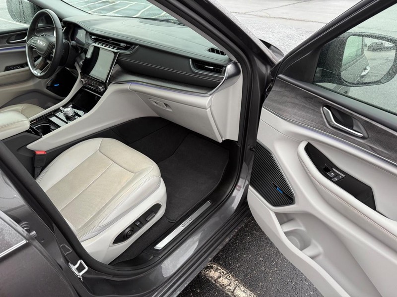 Jeep Grand Cherokee L Vehicle Full-screen Gallery Image 18