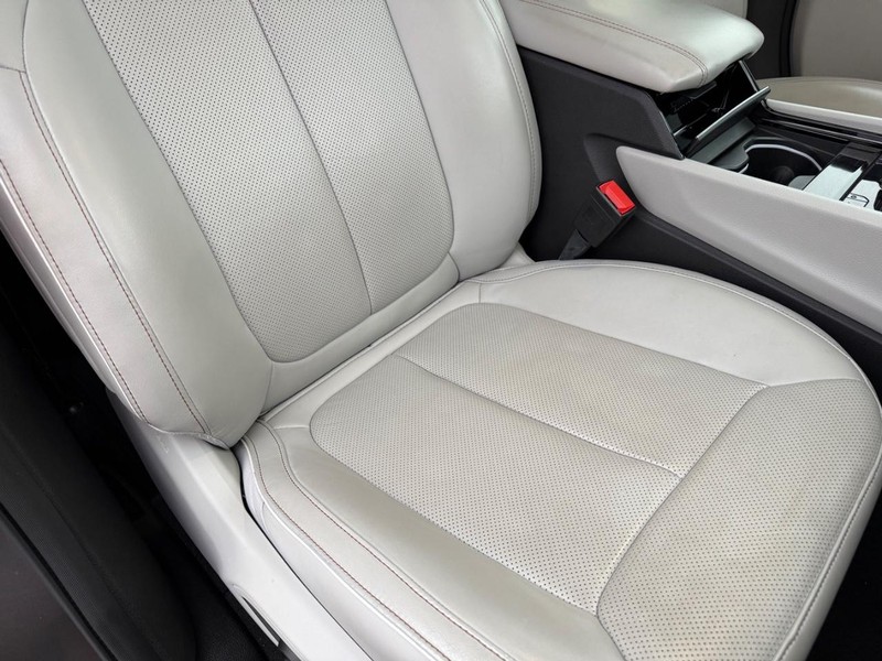 Jeep Grand Cherokee L Vehicle Full-screen Gallery Image 19