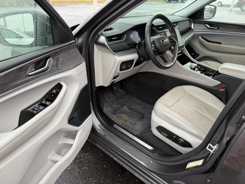 Jeep Grand Cherokee L Vehicle Full-screen Gallery Image 20