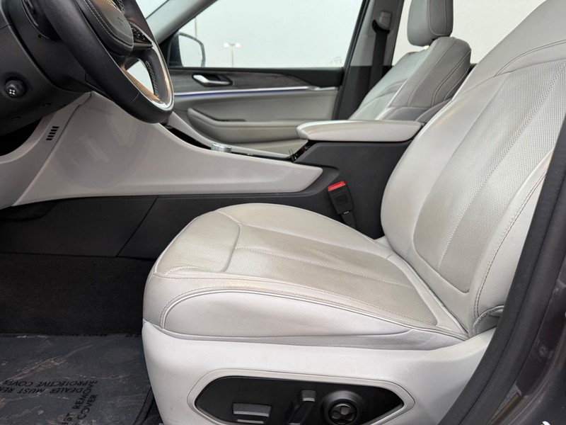 Jeep Grand Cherokee L Vehicle Full-screen Gallery Image 21