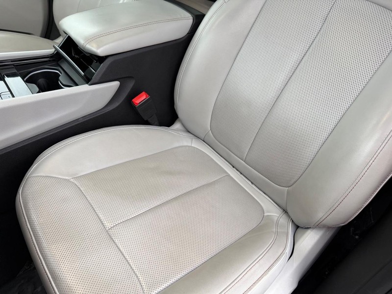 Jeep Grand Cherokee L Vehicle Full-screen Gallery Image 22