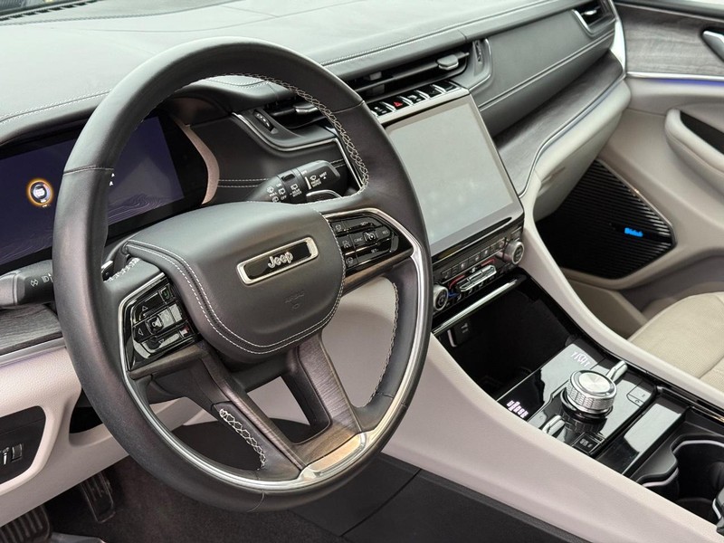 Jeep Grand Cherokee L Vehicle Full-screen Gallery Image 23