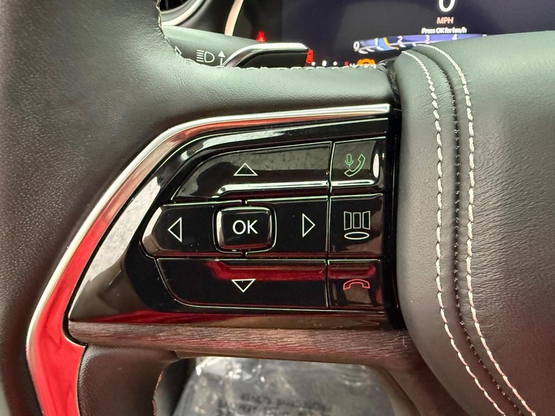 Jeep Grand Cherokee L Vehicle Full-screen Gallery Image 24