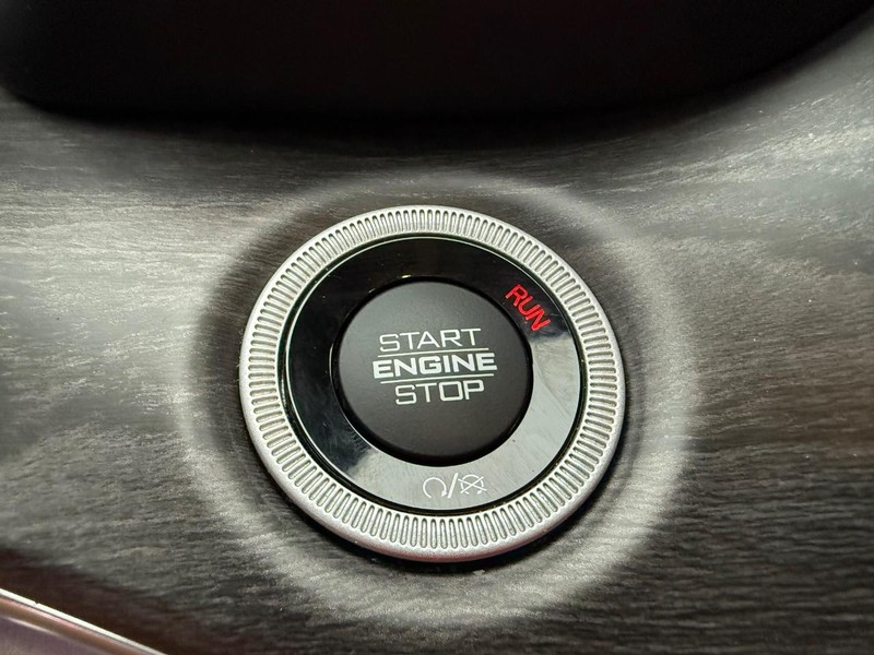 Jeep Grand Cherokee L Vehicle Full-screen Gallery Image 26