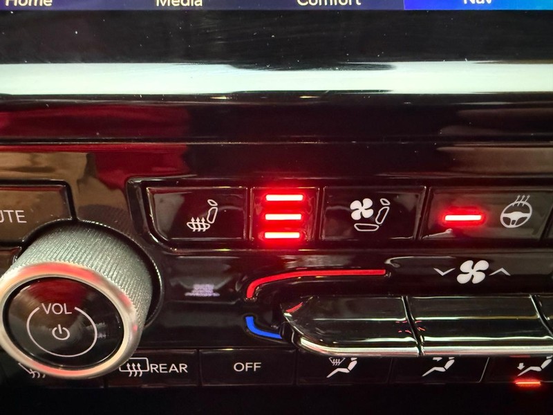 Jeep Grand Cherokee L Vehicle Full-screen Gallery Image 27