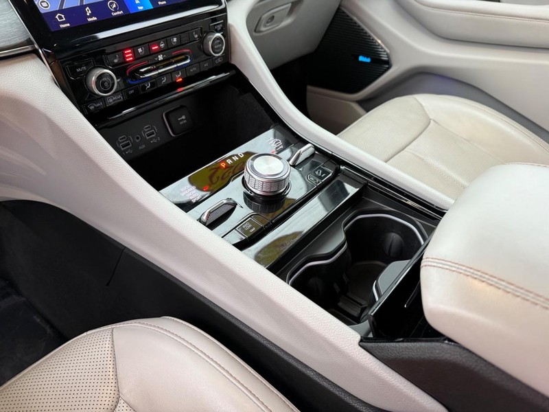 Jeep Grand Cherokee L Vehicle Full-screen Gallery Image 31