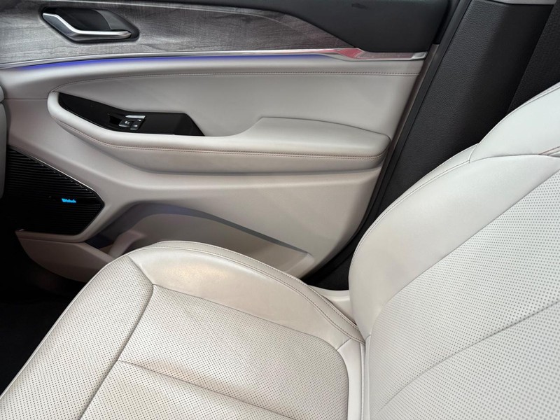 Jeep Grand Cherokee L Vehicle Full-screen Gallery Image 32