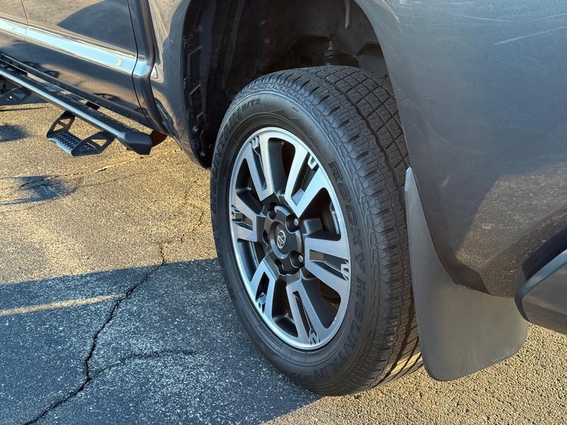 Toyota Tundra 4WD Vehicle Full-screen Gallery Image 6
