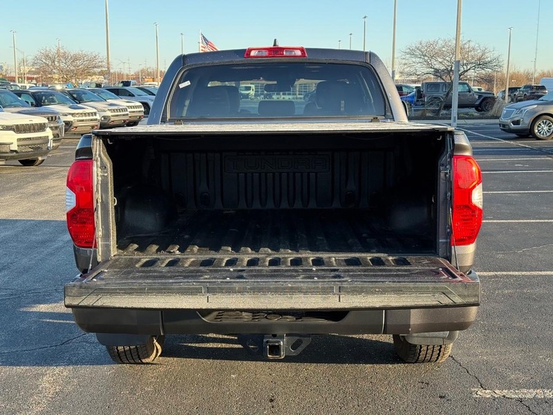 Toyota Tundra 4WD Vehicle Full-screen Gallery Image 7