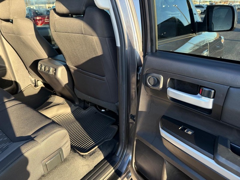 Toyota Tundra 4WD Vehicle Full-screen Gallery Image 11