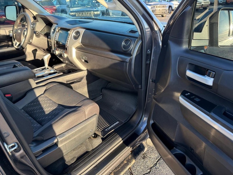 Toyota Tundra 4WD Vehicle Full-screen Gallery Image 14