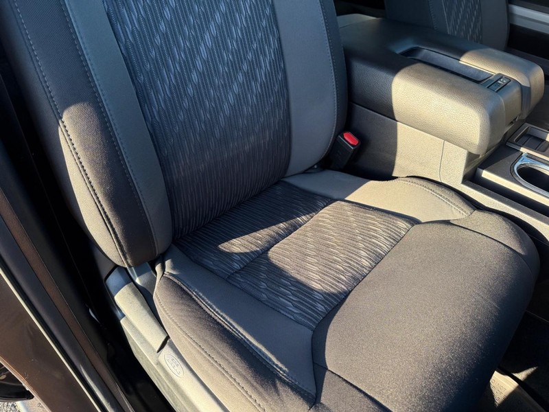 Toyota Tundra 4WD Vehicle Full-screen Gallery Image 15