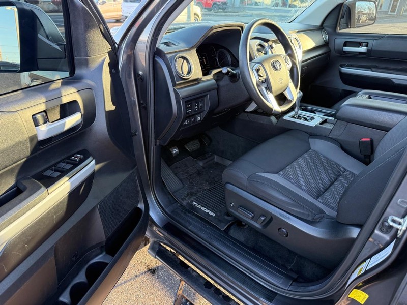 Toyota Tundra 4WD Vehicle Full-screen Gallery Image 16