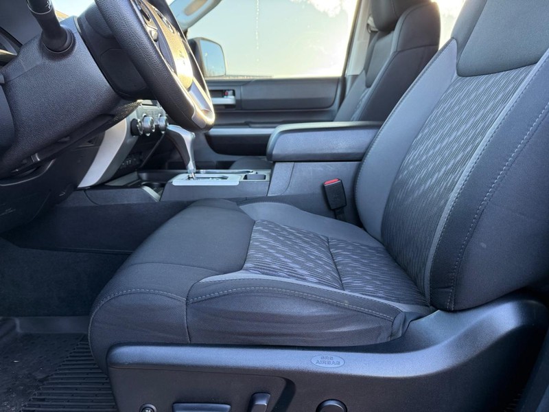 Toyota Tundra 4WD Vehicle Full-screen Gallery Image 17