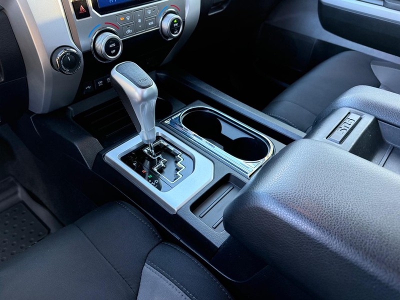 Toyota Tundra 4WD Vehicle Full-screen Gallery Image 25