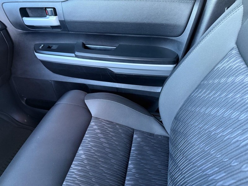 Toyota Tundra 4WD Vehicle Full-screen Gallery Image 26