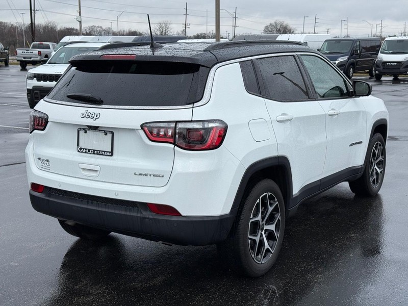Jeep Compass Vehicle Full-screen Gallery Image 3