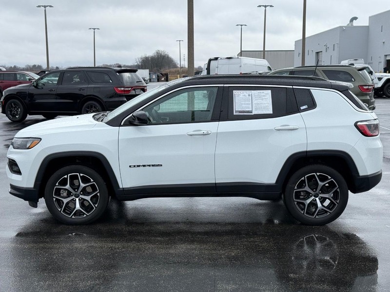 Jeep Compass Vehicle Full-screen Gallery Image 8