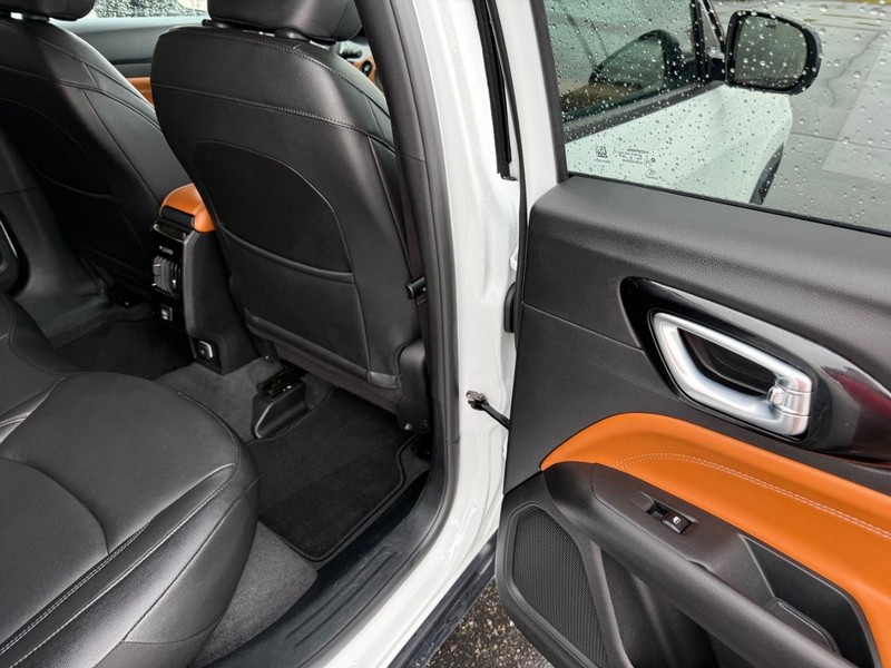 Jeep Compass Vehicle Full-screen Gallery Image 12