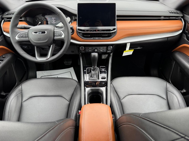 Jeep Compass Vehicle Full-screen Gallery Image 13