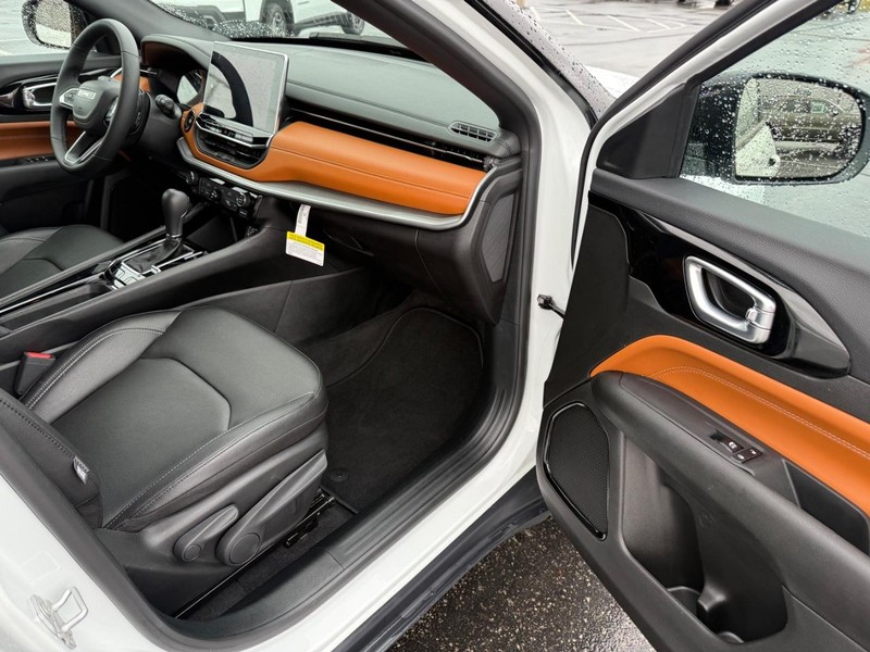 Jeep Compass Vehicle Full-screen Gallery Image 15