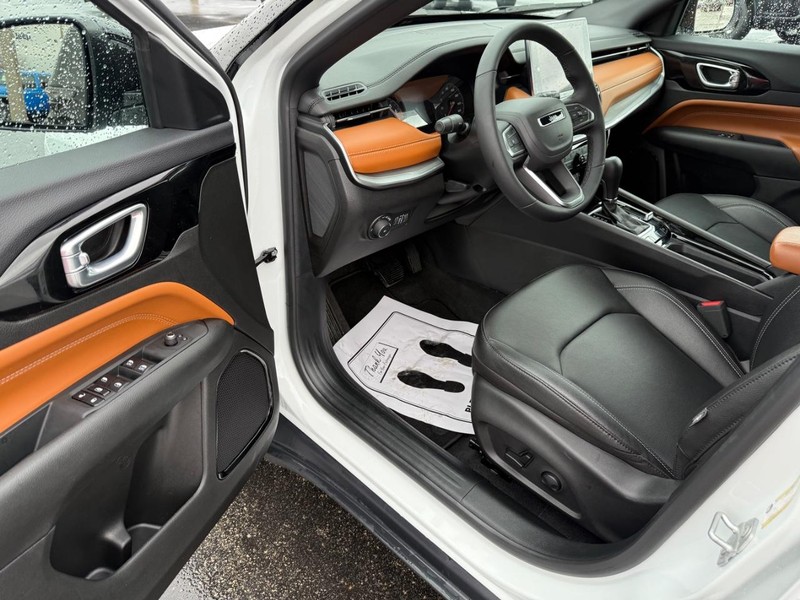 Jeep Compass Vehicle Full-screen Gallery Image 17