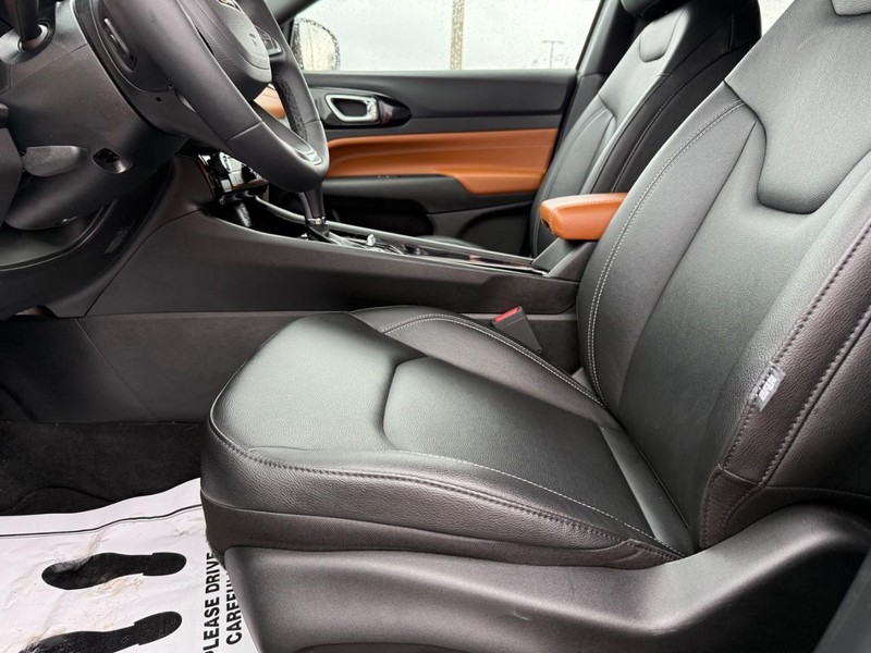 Jeep Compass Vehicle Full-screen Gallery Image 18