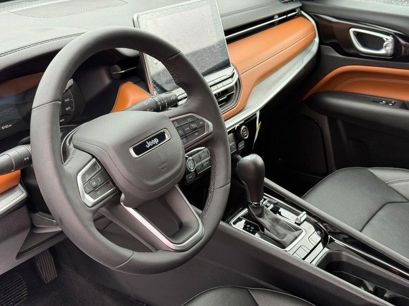 Jeep Compass Vehicle Full-screen Gallery Image 19