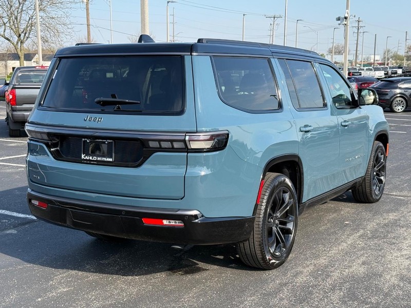 Jeep Grand Wagoneer Vehicle Full-screen Gallery Image 3