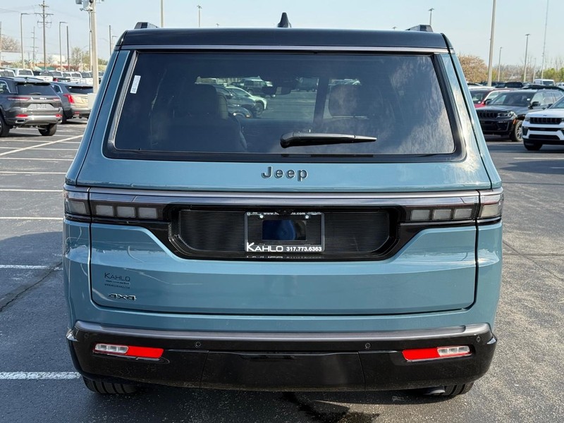 Jeep Grand Wagoneer Vehicle Full-screen Gallery Image 4