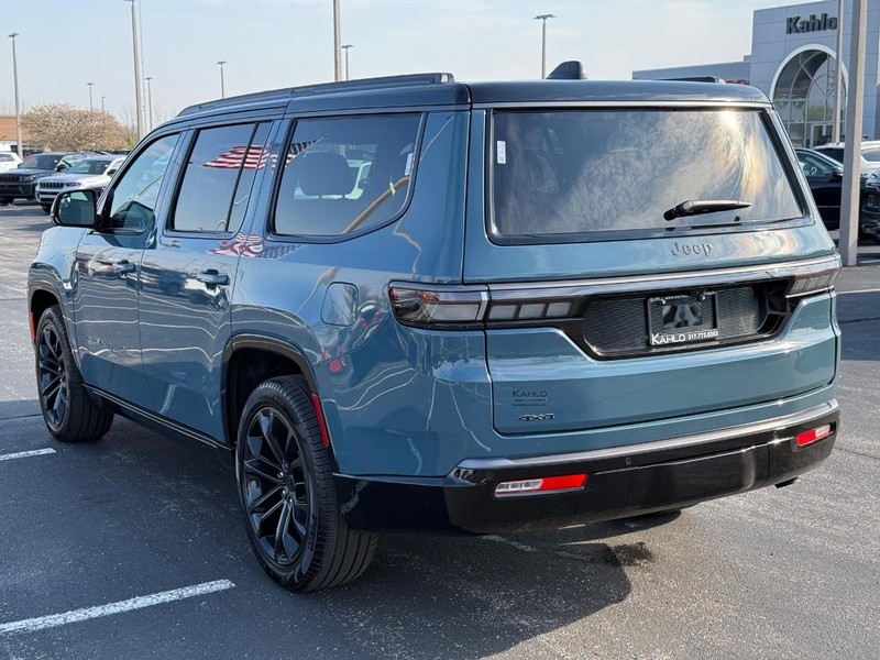 Jeep Grand Wagoneer Vehicle Full-screen Gallery Image 5