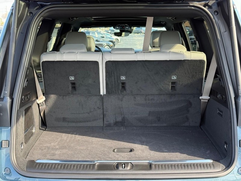 Jeep Grand Wagoneer Vehicle Full-screen Gallery Image 7