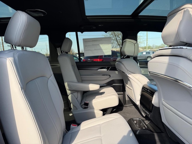Jeep Grand Wagoneer Vehicle Full-screen Gallery Image 11