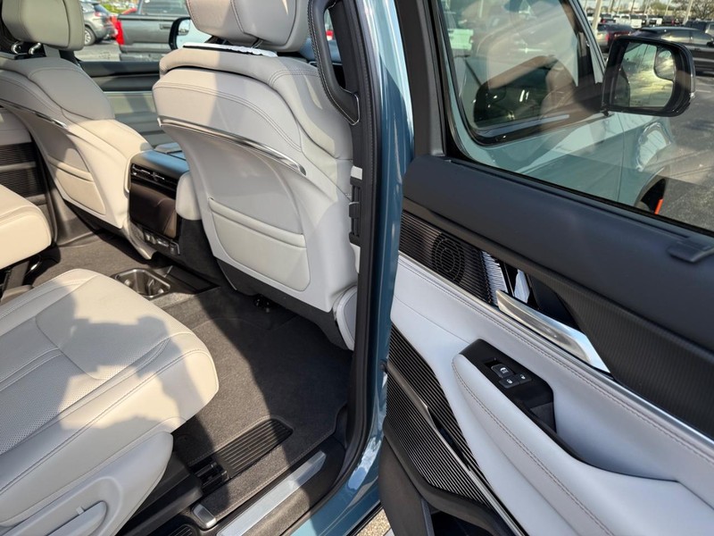 Jeep Grand Wagoneer Vehicle Full-screen Gallery Image 12