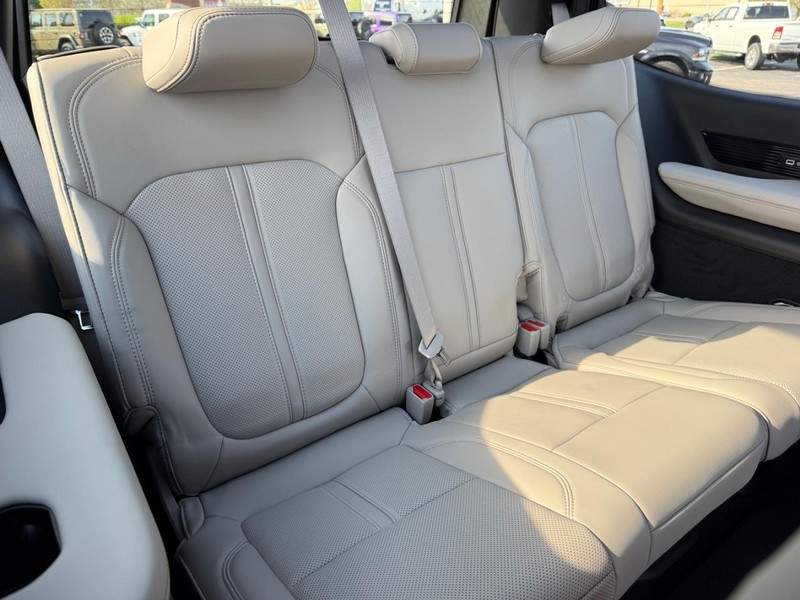 Jeep Grand Wagoneer Vehicle Full-screen Gallery Image 13