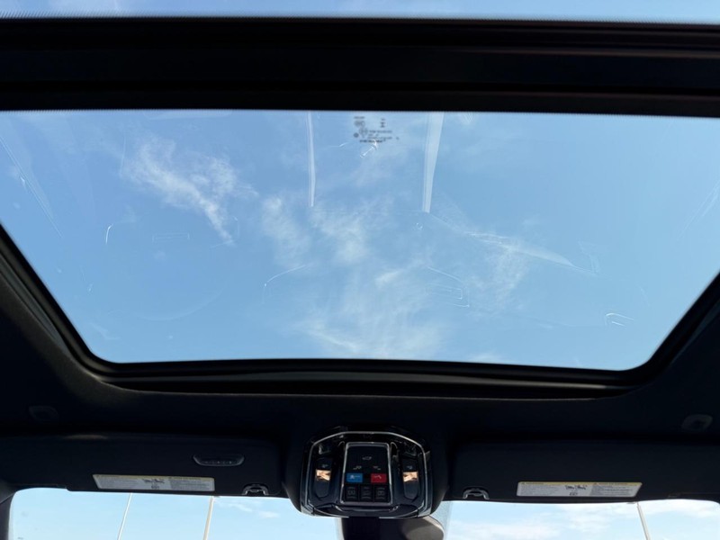 Jeep Grand Wagoneer Vehicle Full-screen Gallery Image 14