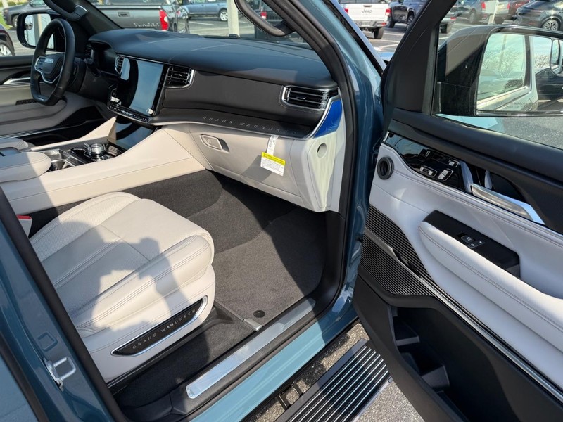 Jeep Grand Wagoneer Vehicle Full-screen Gallery Image 17