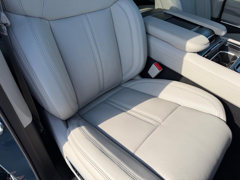 Jeep Grand Wagoneer Vehicle Full-screen Gallery Image 18