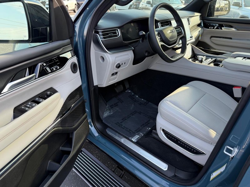 Jeep Grand Wagoneer Vehicle Full-screen Gallery Image 19