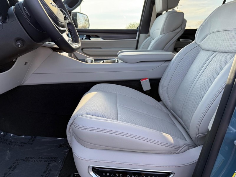 Jeep Grand Wagoneer Vehicle Full-screen Gallery Image 20